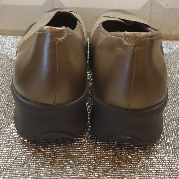 SOLD!! EASY SPIRIT AntiGravity Wedges - Size 10 - Picture 7 of 8